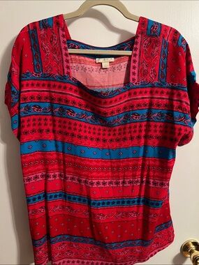 Finn & Grace Women's Red and Blue Patterned Short Sleeve Top